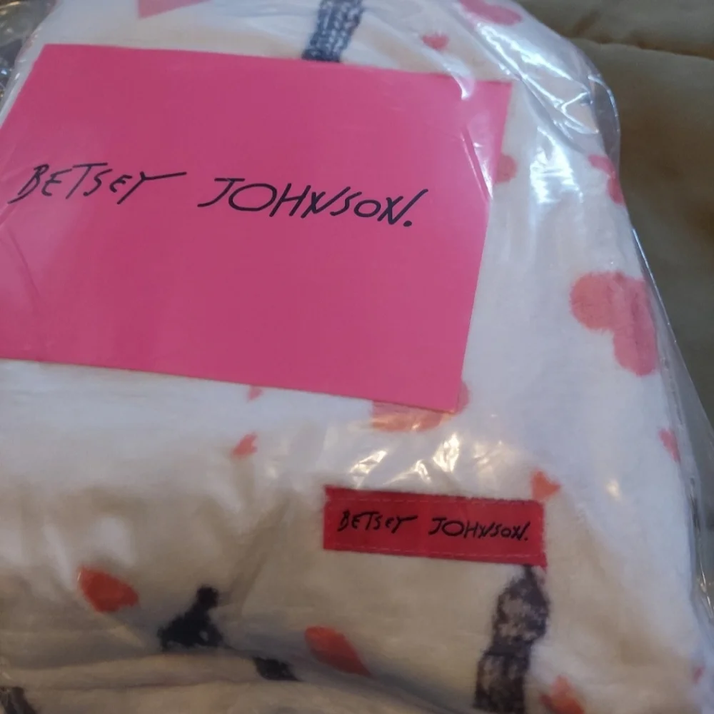 BETSEY JOHNSON PARIS LOVE PLUSH THROW BLANKET BNWT 1 Left
